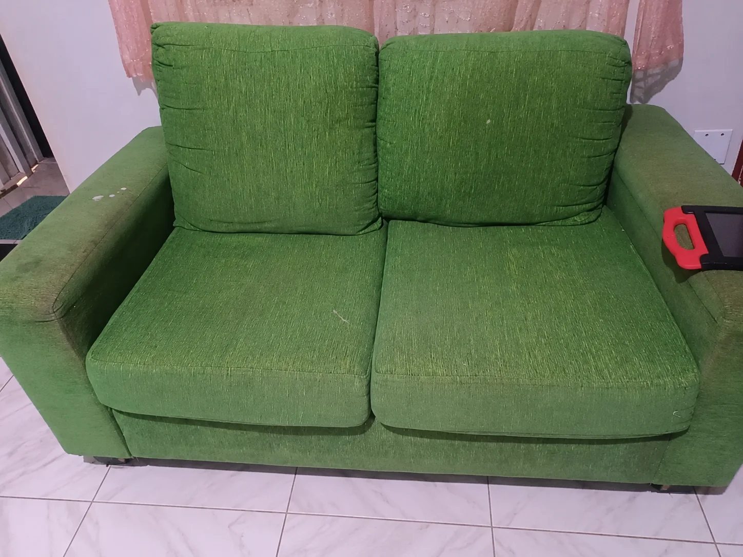 Sofá verde antes da limpeza e higienização